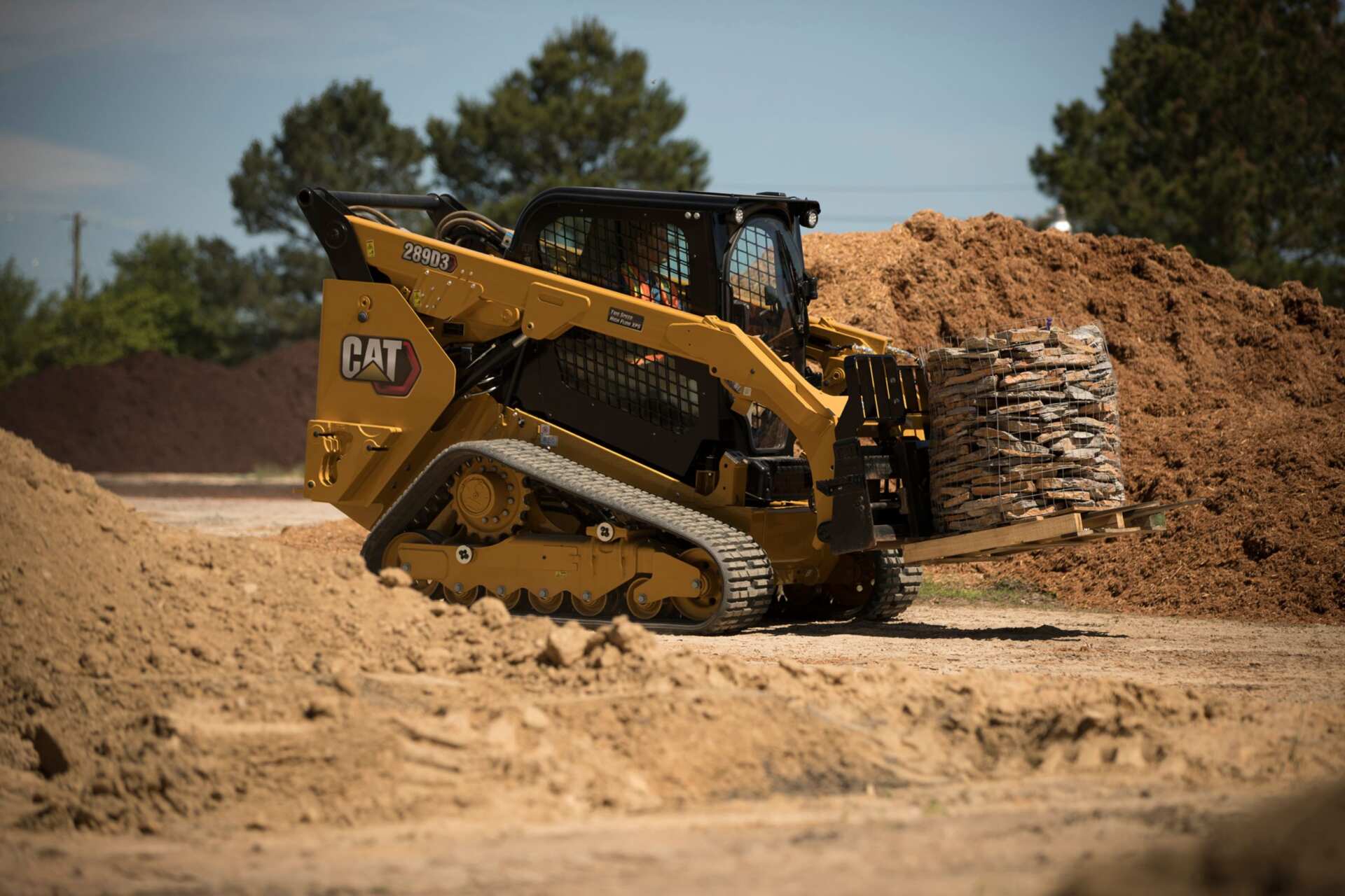 Caterpillar lança novas minicarregadeiras e pás-carregadeiras de esteira compactas